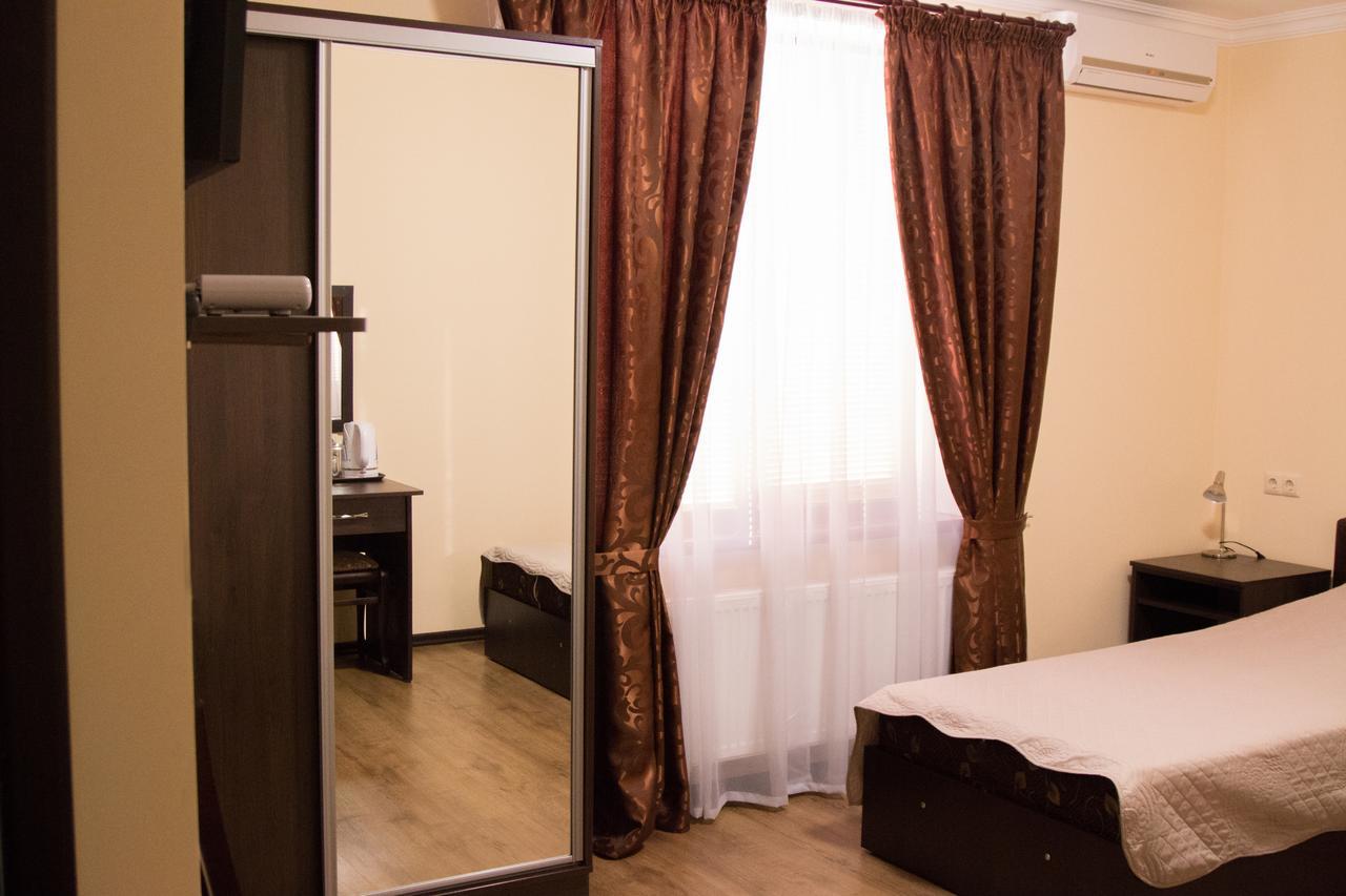 Sem Uglov Hotel Tiraspol Ngoại thất bức ảnh